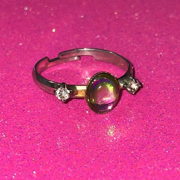 Jewelry - iridescent ring💗💚